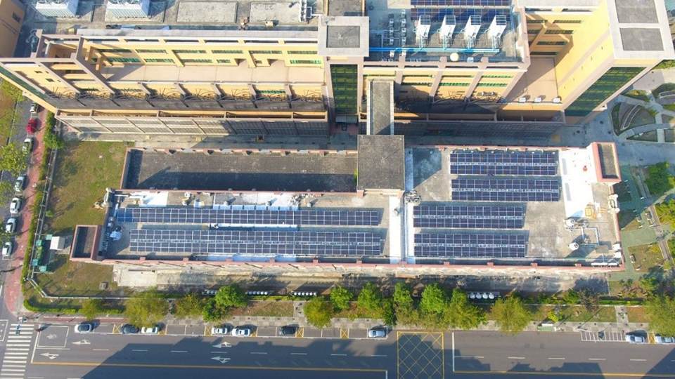 高雄E/S屋頂太陽光電板空拍圖。